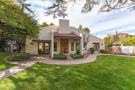 Sedona Eco-Friendly Condo w/ Pool: Walk to Shops Restaurants Golf & Trails