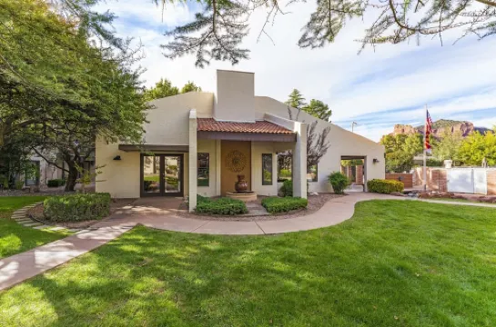 Sedona Eco-Friendly Condo w/ Pool: Walk to Shops Restaurants Golf & Trails