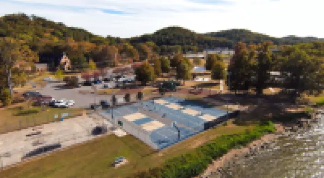 New Guntersville lake cottage - walking distance to lake and minutes to downtown