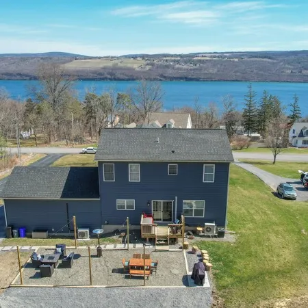 Seneca Summit: Lake view, private road Hotels in Reading