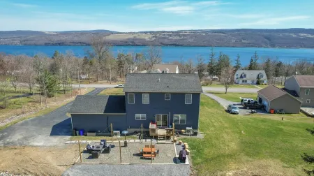 Seneca Summit: Lake view, private road Отели в г. Reading