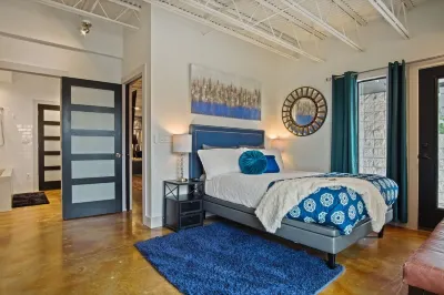 Luxury 2 Bedroom Condo, Midtown - Great Amenities with Pool! Hotels in 