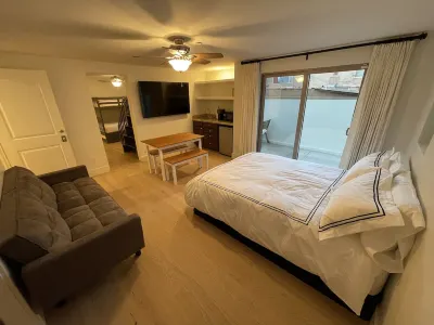 OCEAN VIEWS Hotels near Airport Self Storage