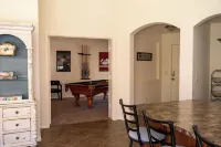 Airy Oasis Sleeps 8- Pool, Spa & Pool Table