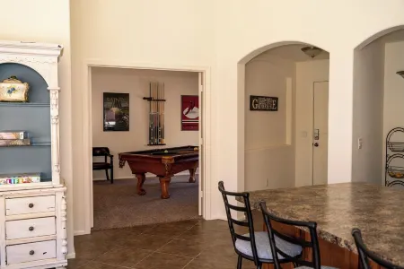 Airy Oasis Sleeps 8- Pool, Spa & Pool Table Отели в г. Сюрпрайз