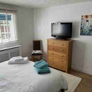 The Lodge, South Cotswolds, comfortable contemporary rural home, views, parking Rooms