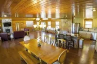 SPACIOUS Lakeside Home in the perfect LOCATION near all the action! - 3つ星