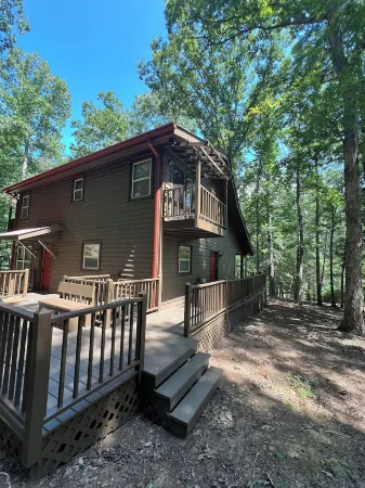 Cozy Cabin on Wooded Acre, Fire Pit, Games, Fully Equipped. Ucstr License#020096