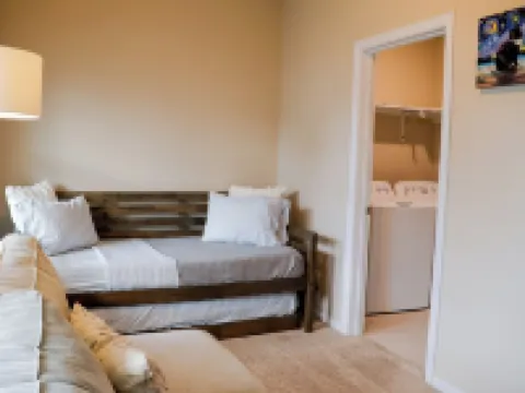 Home In The Heart Of Alvin! Hotels in Alvin