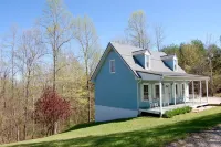 Peaceful Country Cottage with Game Room & Hot Tub - Wifi
