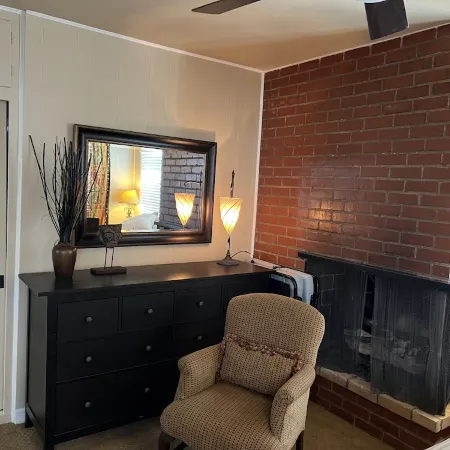 Charming Studio w/ Fireplace & Kitchen — Steps to Sand