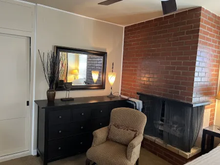 Charming Studio w/ Fireplace & Kitchen — Steps to Sand