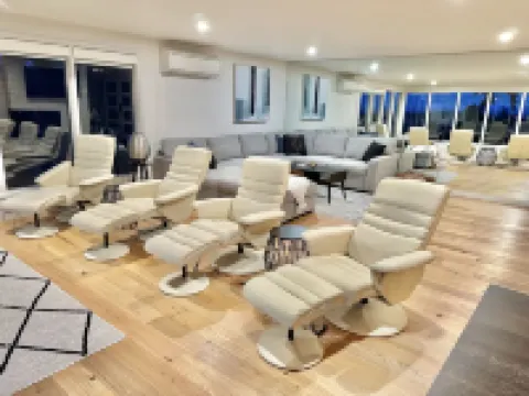 Skyline - Entire Modern 3-Bedroom House with Game Room, Sauna and Views!