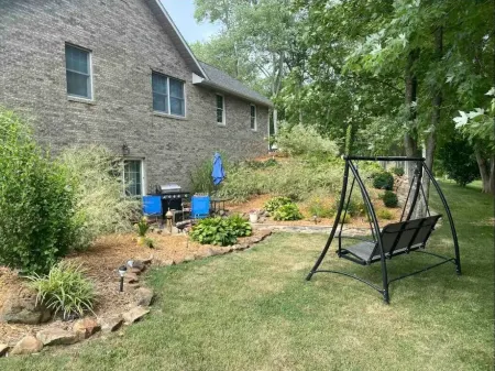 Spacious 1450 sf 2 BR Private Suite w/Dog Fe