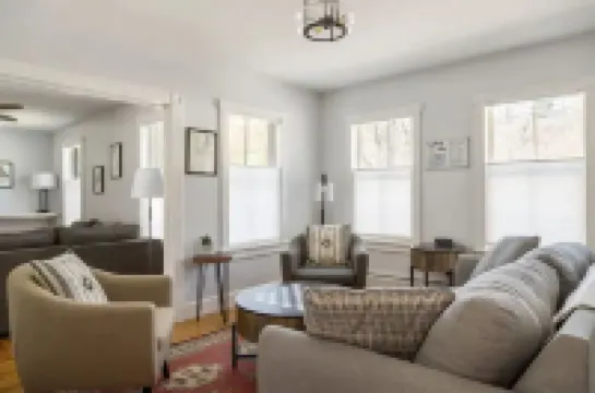 4-minutes to Sugarbush, steps to Warren Village!