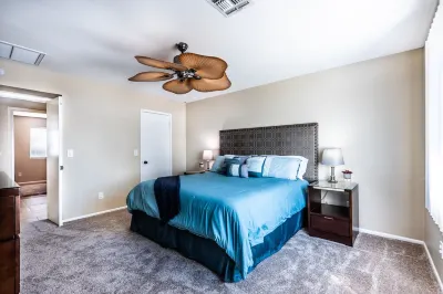 Resort Style Backyard- Heated Pool, Putting Green, Outdoor TV and Pool Table. Hotels near Walmart Supercenter