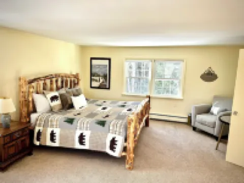 Pet-friendly Rustic Mtn Home+Apt