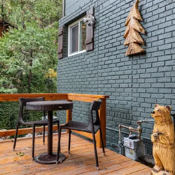 Cozy Mountain Retreat with 3 decks, huge living room, walking distance of shops