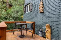 Cozy Mountain Retreat with 3 decks, huge living room, walking distance of shops