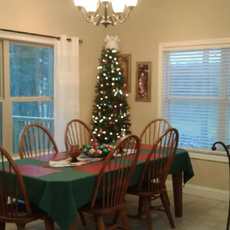 LAKEFRONT 4/3.5, Private Dock, Pool Table, Lakeside Firepit, Kayaks, Paddleboat