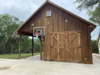 Professionally Decorated & Fully Stocked Luxury Home Near Frio River