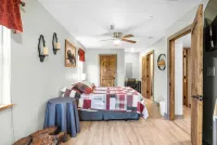 Cozy cabin retreat w/hot tub and fenced yard. Pet-Friendly!