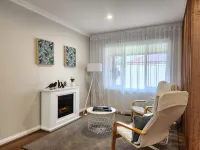 The Chateau -perfectly located, walking distance to town, train station & parks. Hotels in Maddingley