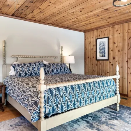 Secluded fully renovated large cabin, with gorgeous mountain views, 5BD, 4BA