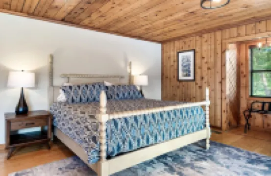 Secluded fully renovated large cabin, with gorgeous mountain views, 5BD, 4BA