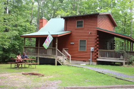 Surprise 2 Bedroom Cabin sleeps up to 8!