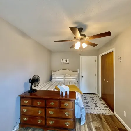 Charming& Cozy Cabin walking distance to downtown and trails