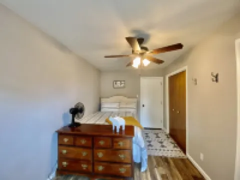 Charming& Cozy Cabin walking distance to downtown and trails