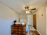 Charming& Cozy Cabin walking distance to downtown and trails