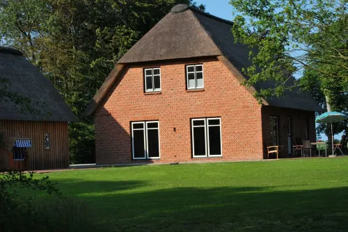 Cottage on park-like grounds with pond Hotel a Nordstrand