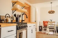 The Nook- Private Walkout Studio With Full Kitchen & Hot Tub!