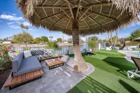 Pontoon Boat/Games/King Bed/Hot Tub/Family Fun!