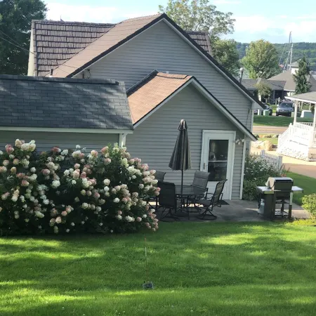 Cozy cottage on beautiful Lake Charlevoix