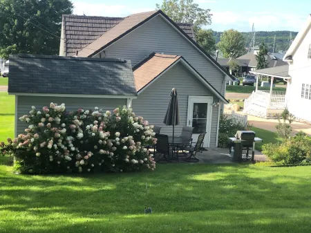 Cozy cottage on beautiful Lake Charlevoix