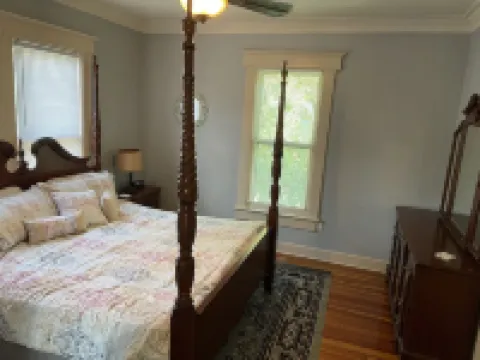 2/2 Apt downtown in restored historic home yr 1891