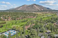 Cozy Retreat in Pines Mins/Downtown!
