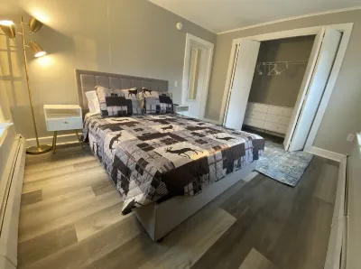 2 block walk to Manchester shops! Short drive to slopes! Pet friendly.