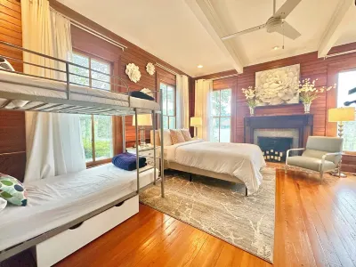 Getaway at the "Gardenia" Suite -Pool, Hottub, Kayaks, Fire Pit, & Lake Access!
