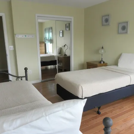 Mountain side house with game room, hot tub, firepit 1 mile from Lambertville Отели в г. Хантердон