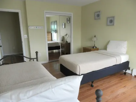 Mountain side house with game room, hot tub, firepit 1 mile from Lambertville Отели в г. Хантердон