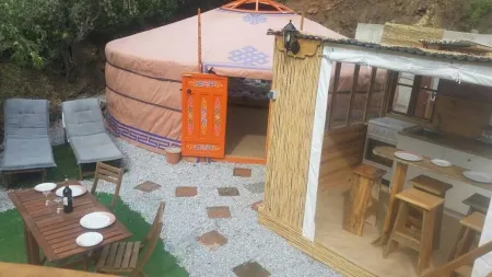 Unique Mongolian Yurt , romantic, secluded with private pool,  sleeps 5 , wifi, Отели в г. Саялонга
