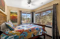 Best views in Green Mountain Falls with HOT TUB & EV Charger