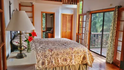 VERY PRIVATE, expansive ocean VIEWS, close to BEST BEACH 파인 트리스 서핑 비치 주변 호텔