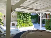 Circeii, apartment with bedroom, living room and exterior with bathtub
