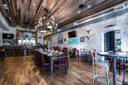 Remodeled historic cottage, 2-min walk to downtown. Отели в г. Хико