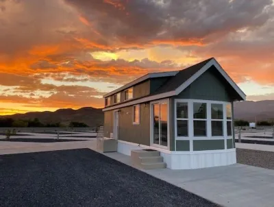 Cozy Stay in a Fun Tiny Cottage! BRAND NEW Hotels near Rattlin' D Playhouse